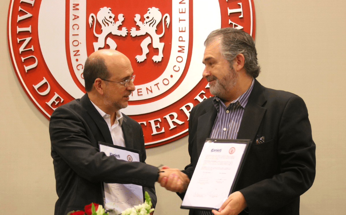 Héctor Sepúlveda Prieto, rector de la UMM y Juan Carlos Martínez Encinas, presidente de Canieti Noreste. |  Raúl Palacios