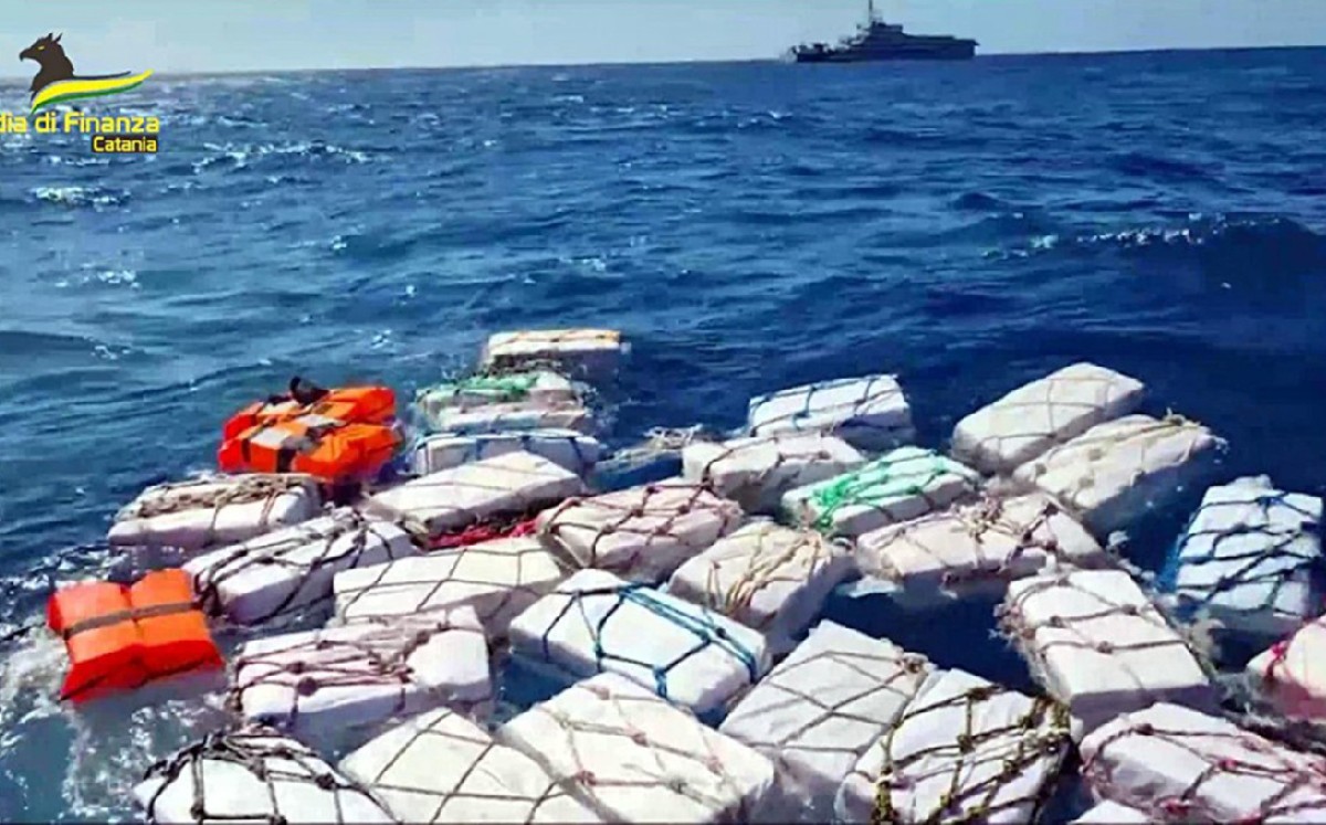 En Italia encuentran toneladas de cocaína flotando sobre el mar | Reuters