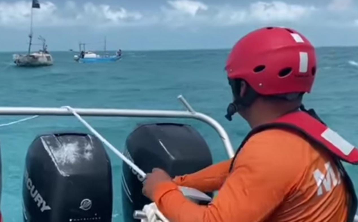 Semar rescata a cuatro personas que se encontraban en embarcación en Campeche. (Especial)