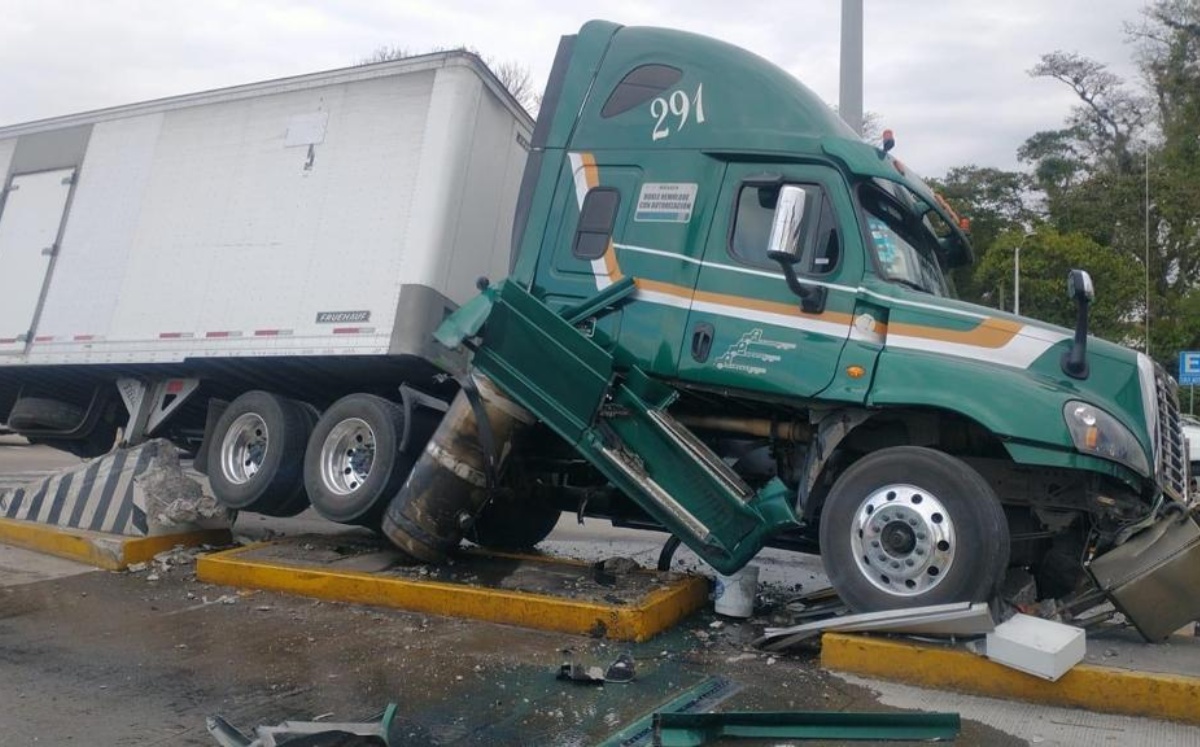 Tráiler choca contra muro divisorio y camellón central de caseta de Fortín de las Flores | Isabel Zamudio