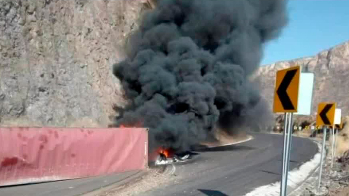 Tráiler vuelca y se incendia en autopista Siglo XXI en Michoacán