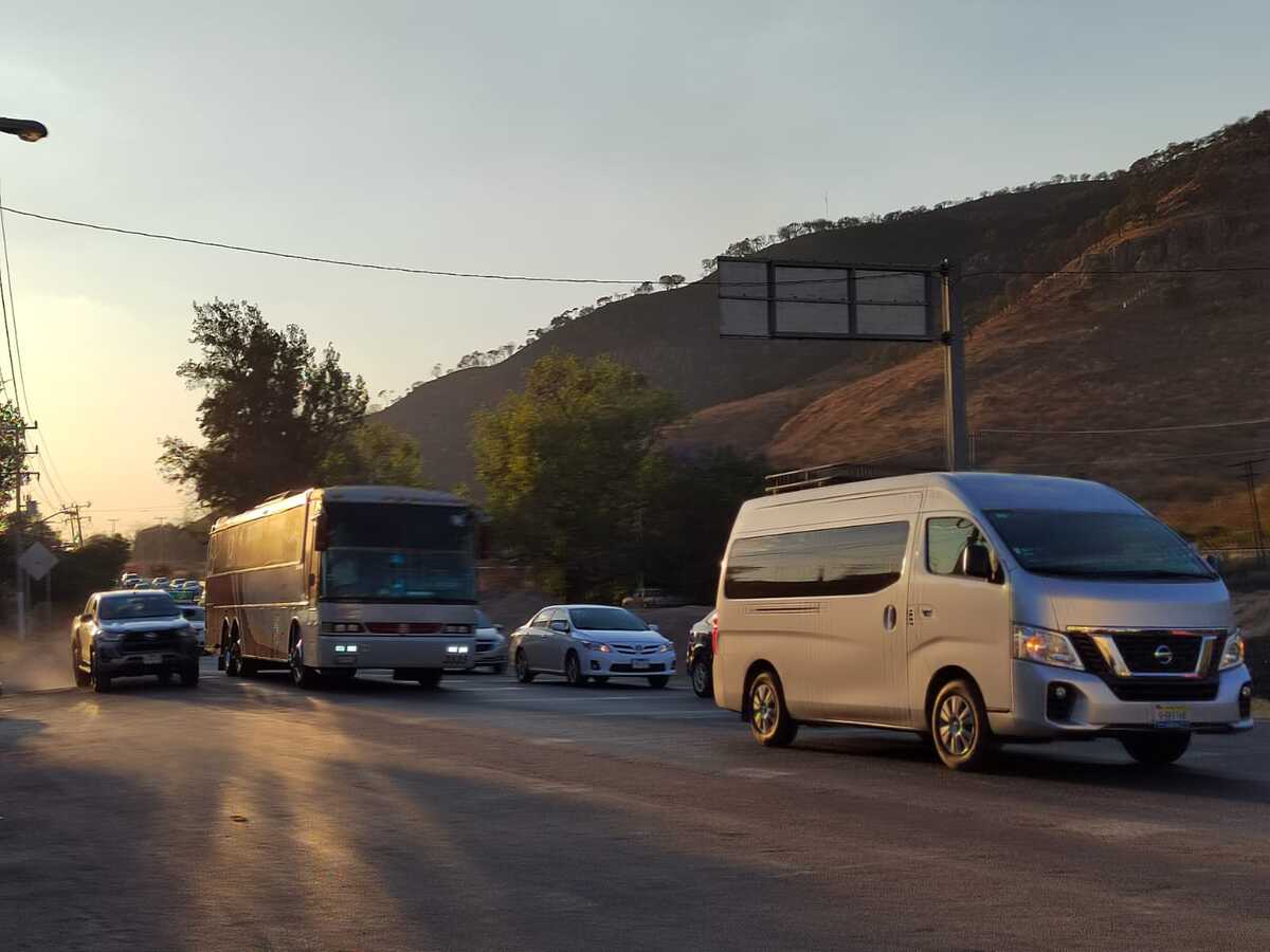 Vacacionistas regresan al AMG tras finalizar vacaciones de Semana Santa y Pascua (Dalia Rojas)