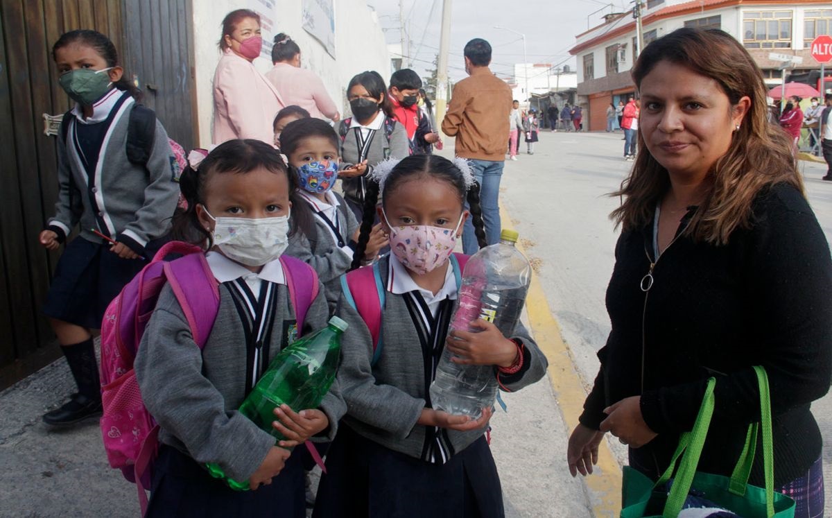 Alumnos llevan su agua es escuela de Puebla | Melanie Torres
