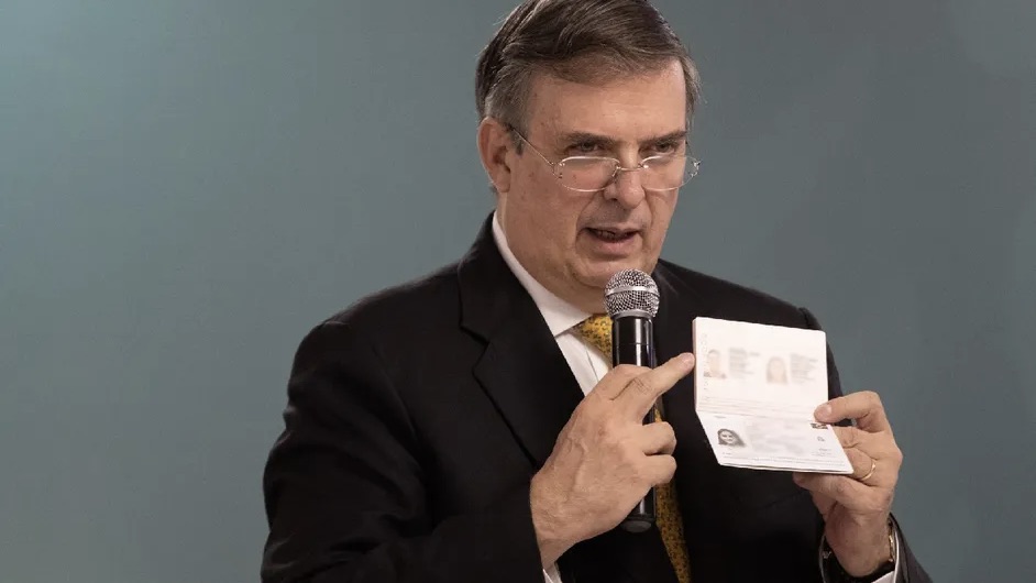 Ebrard presenta chat de WhatsApp para trámites de pasaporte mexicano
