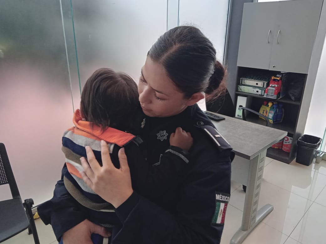 Encuentran a niño deambulando solo en NL; sus papás estaban de fiesta | Especial