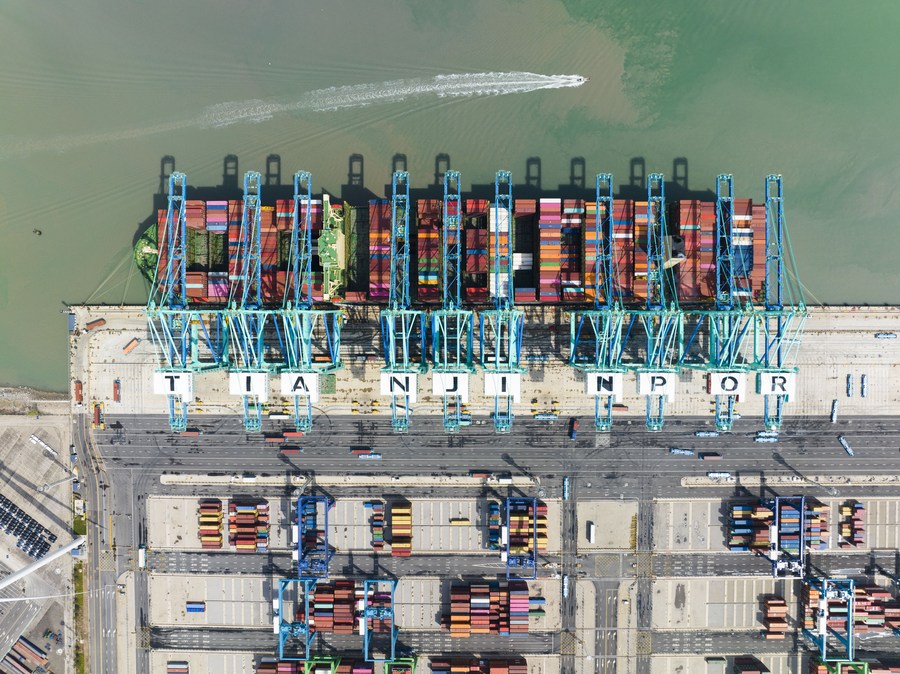 Foto del 6 de abril de 2023 muestra un buque portacontenedores en la terminal inteligente de carbono cero del puerto de Tianjin. (Xinhua/Han Xilong)