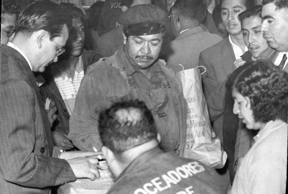 Un grupo de voceadores de la Unión reparten arcones para celebrar la Navidad de 1956.