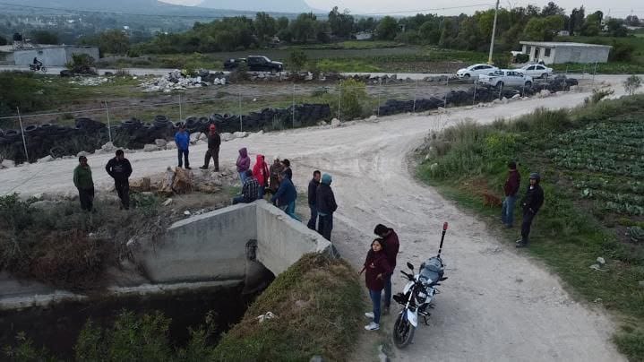 La motocicleta en la que viajaba fue localizada en el canal.