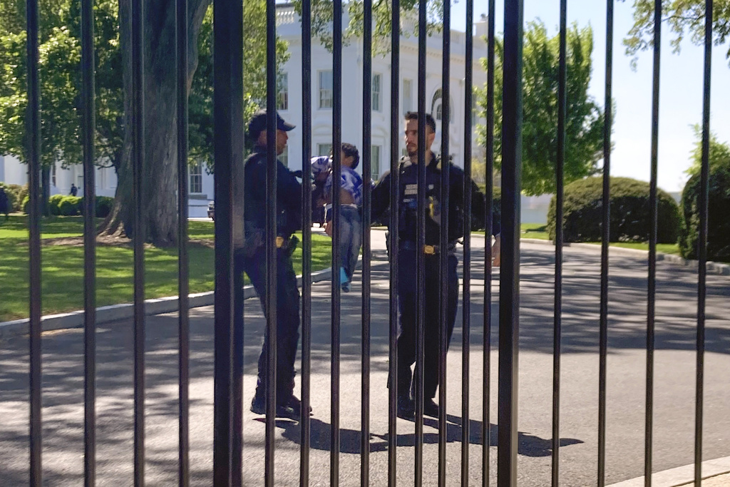 Niño entra a la Casa Blanca por reja. (AP)