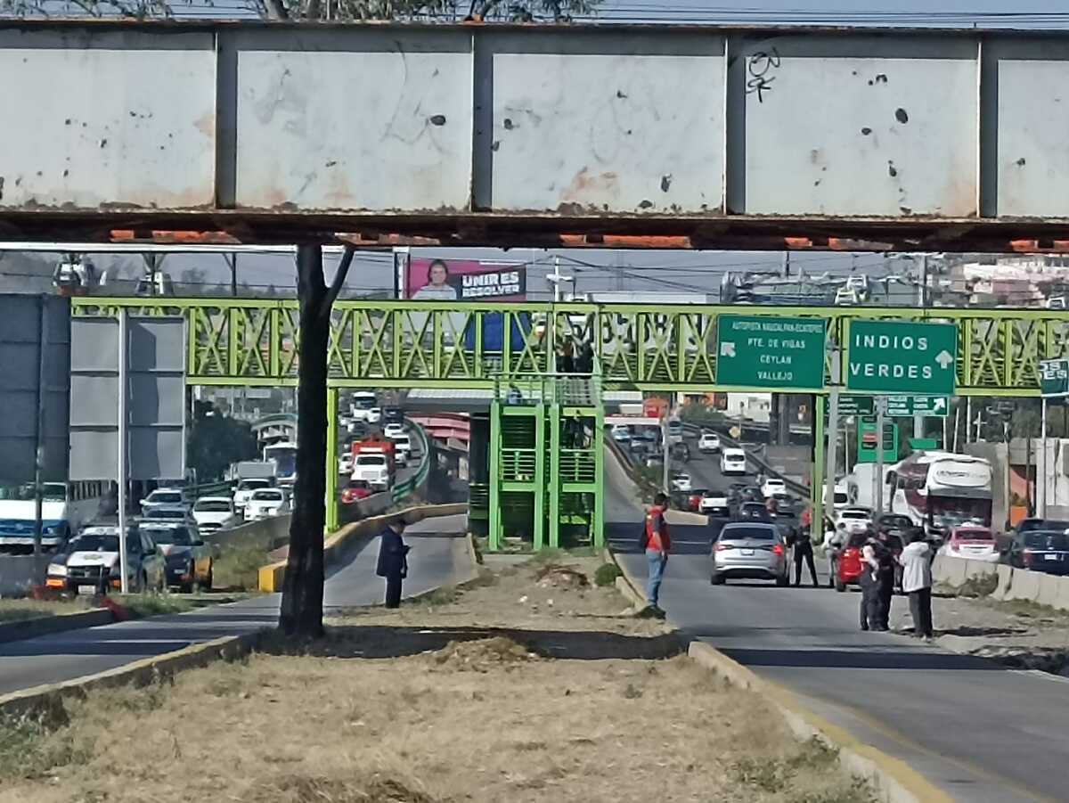 Personal del Mexibús y policías estatales sobre carriles confinados (Especial)