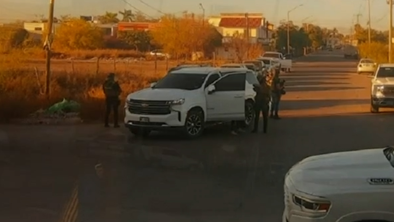 Reportan presencia de hombres armados en al menos una docena de vehículos en Sinaloa