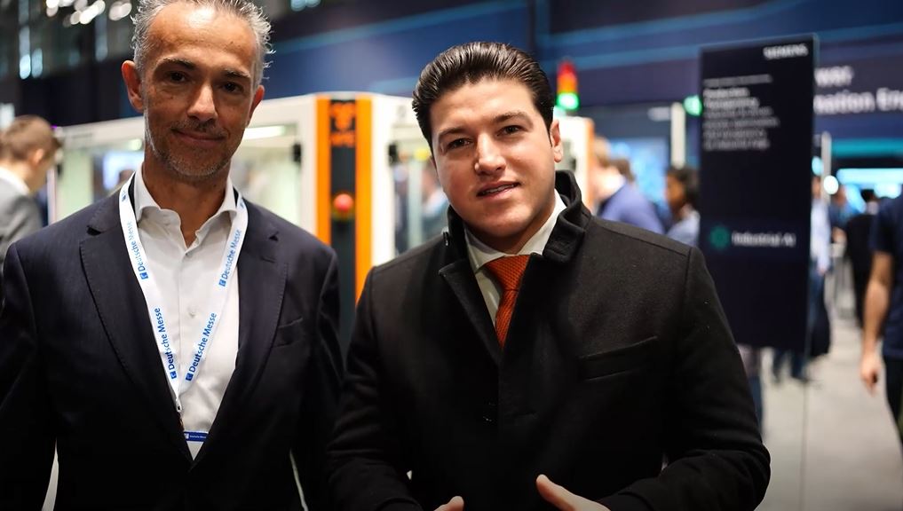 Samuel García, gobernador de Nuevo León, con el director de Siemens, Alejandro Preinfalk | Especial