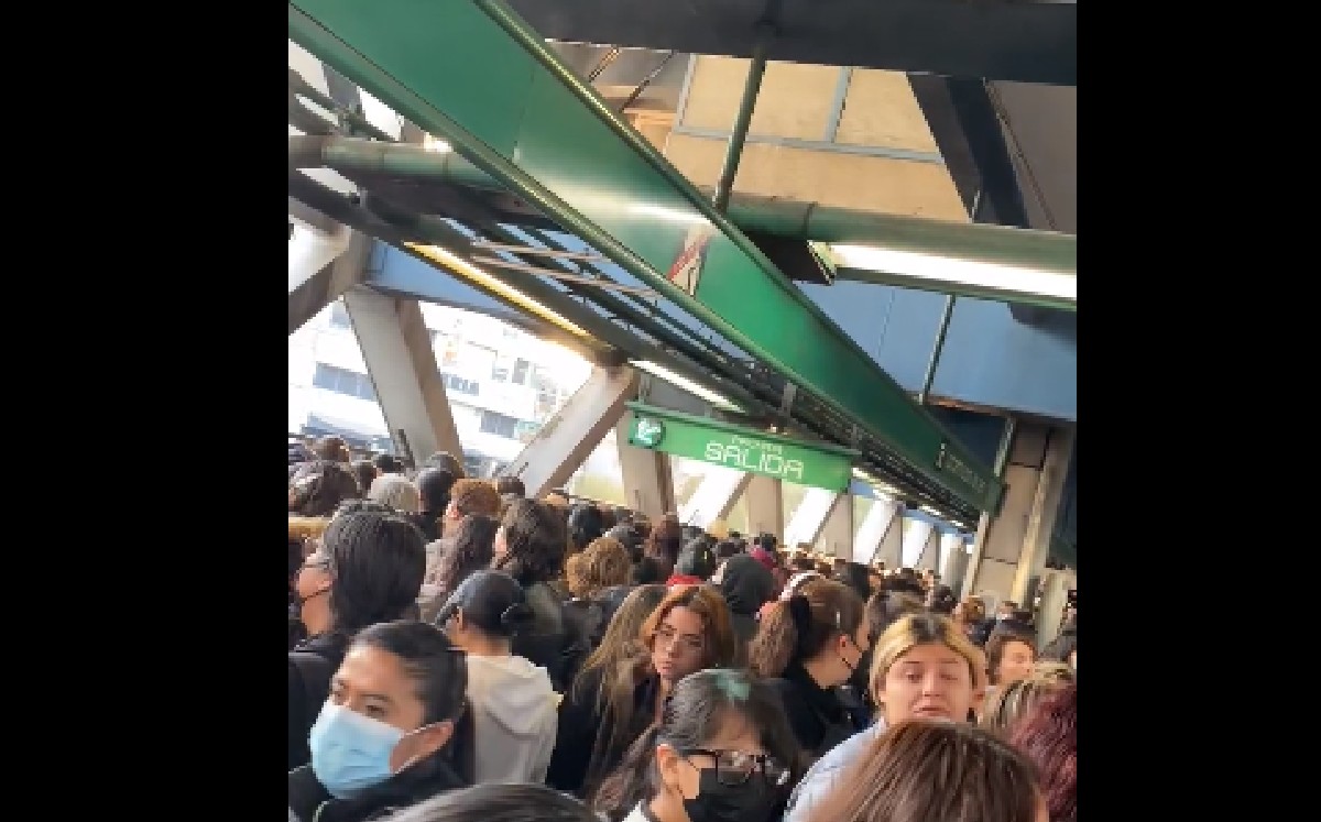 Los usuarios reportaron retrasos y aglomeraciones en la Línea 8. | Twitter @CelinaHernnde11