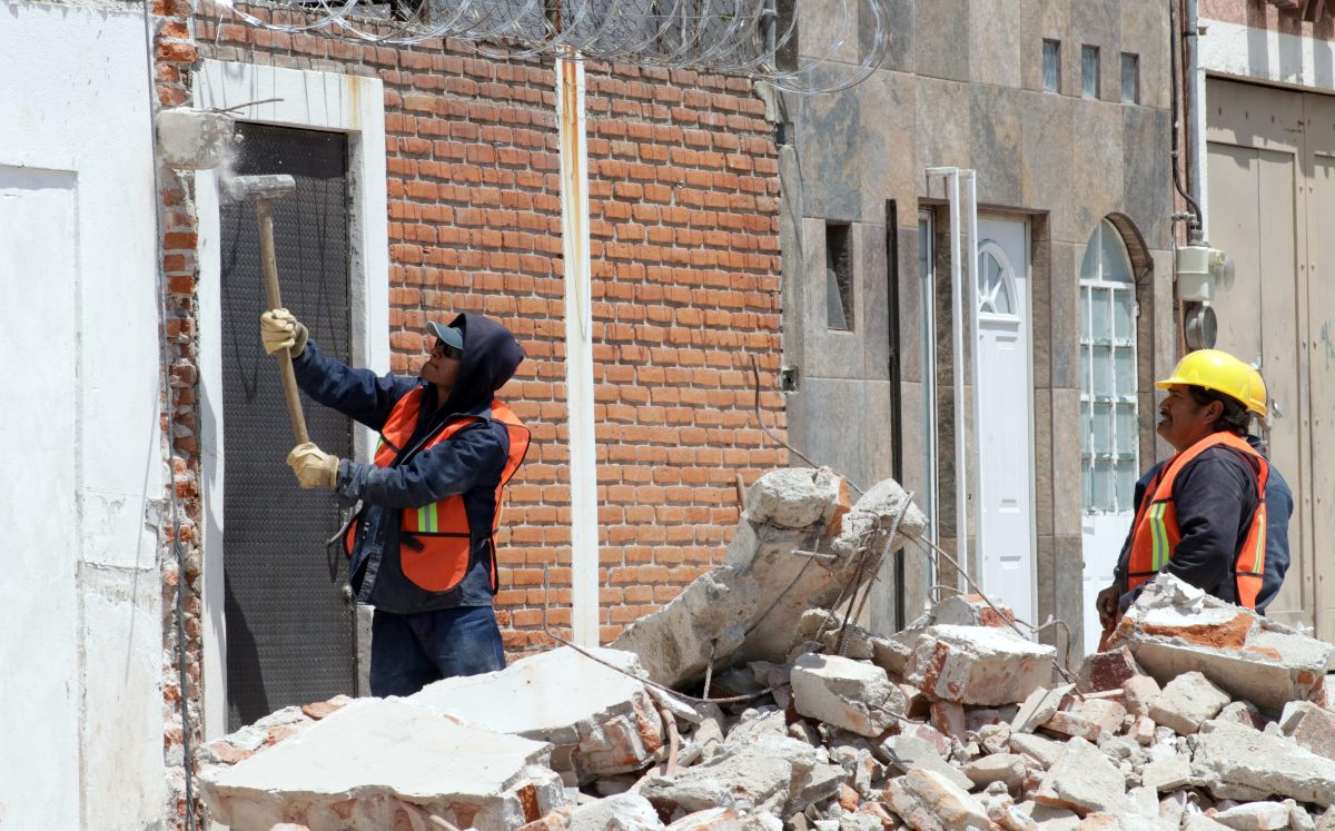 Aspecto de demolición de construcción irregular en Puebla | Agencia Enfoque
