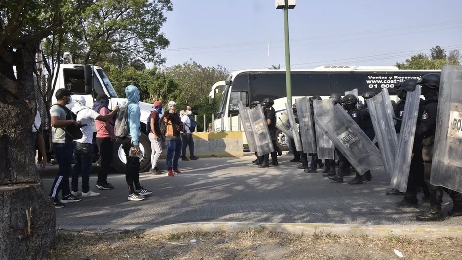En Chilpancingo, estudiantes de Ayotzinapa se enfrentan con policías antimotines