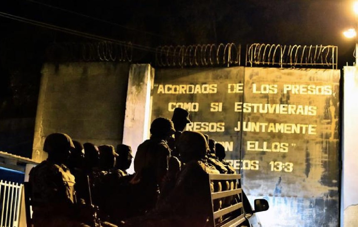 Ejército hondureño entrando a penitenciaría de Tela en Honduras (EFE)