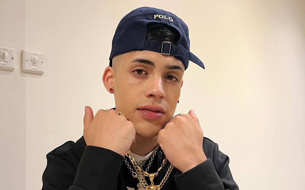 Cris MJ. Rapero genera polémica por exhibir arma en redes sociales