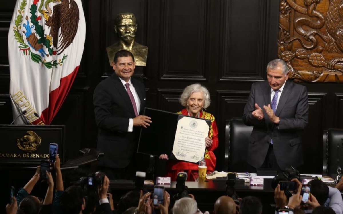 La escritora Elena Poniatowska recibió la Medalla Belisario Domínguez. | Jorge Carballo
