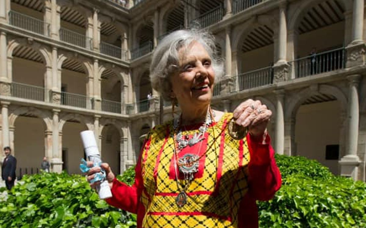 La escritora recibió la medalla Belisario Domínguez (EFacebook).