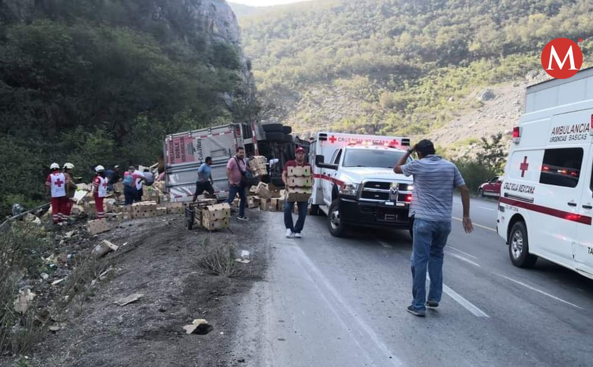 Familias rapiñan aguacate tras volcadura de tráiler en Tamaulipas