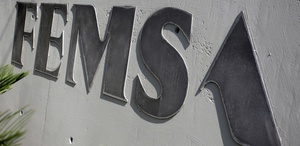 El logo de Femsa de México, el embotellador de Coca-Cola más grande del mundo, en Monterrey, México. Agosto de 2018. Foto: Reuters