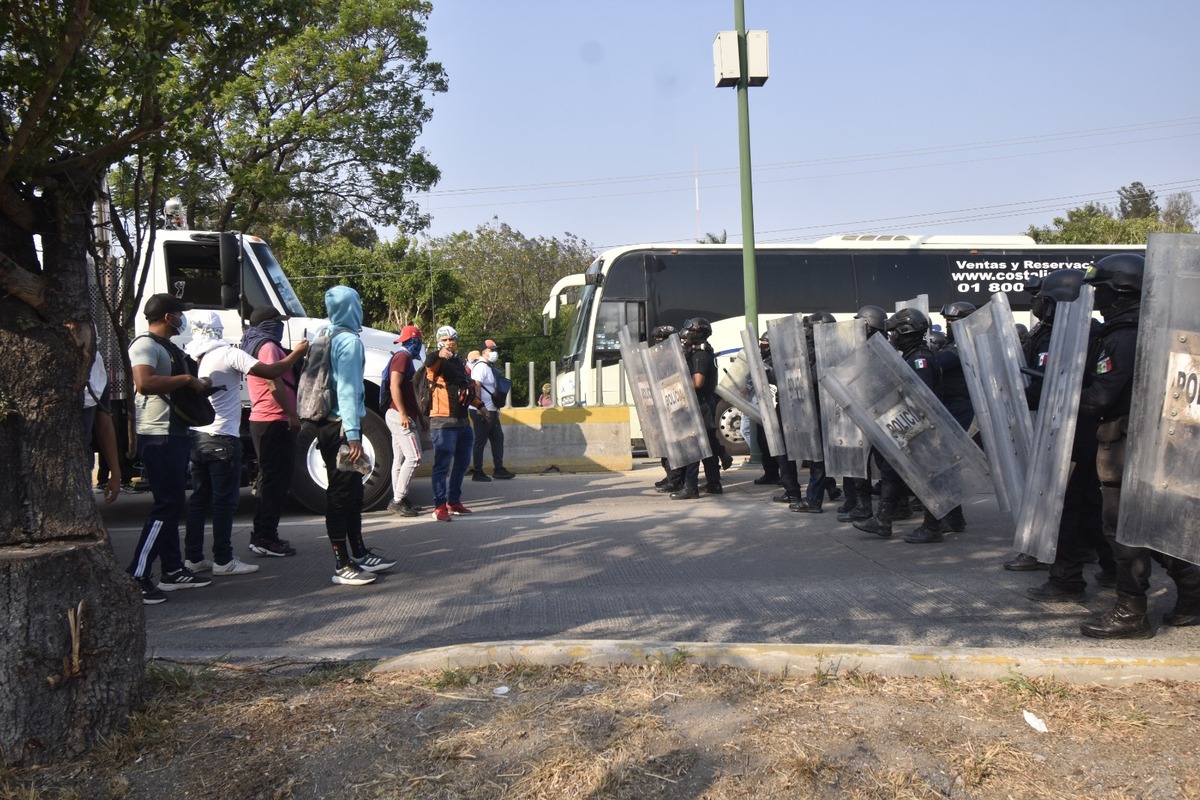 Los jóvenes se enfrentaron con los policías. (Rogelio Agustín)