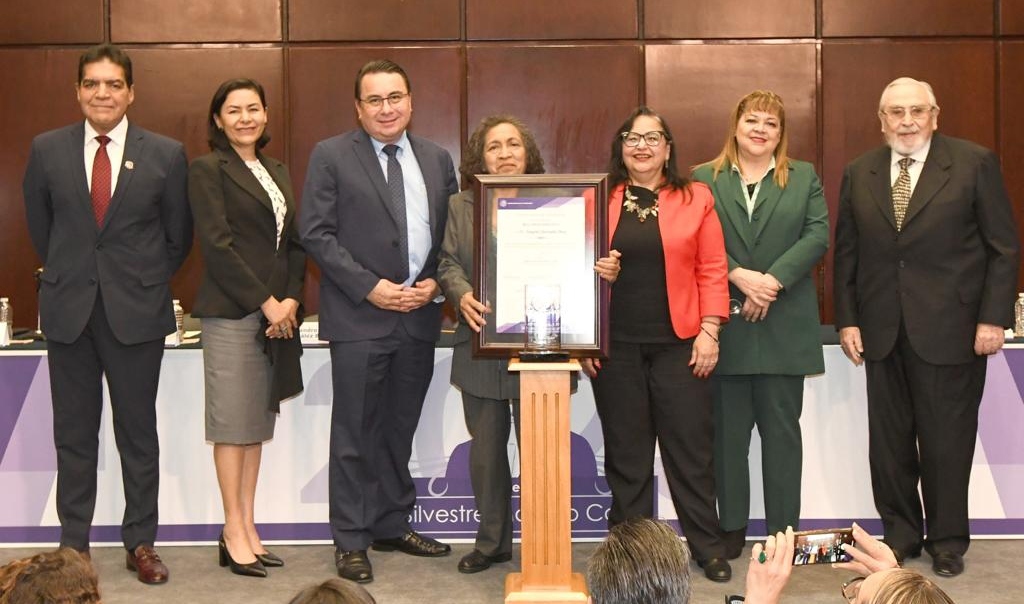 La ministra entrega el reconocimiento "Silvestre Moreno Cora" a Ángela Quezada Díaz, Especial/Archivo