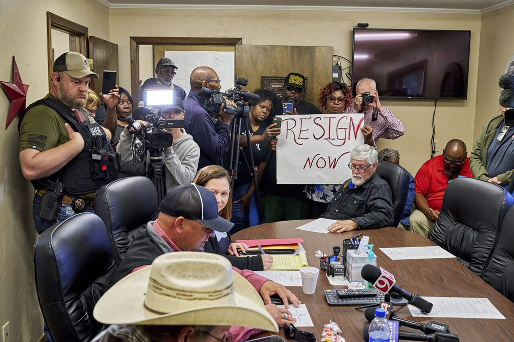 Las personas en Oklahoma reaccionaron ante la situación del comisario. | AP