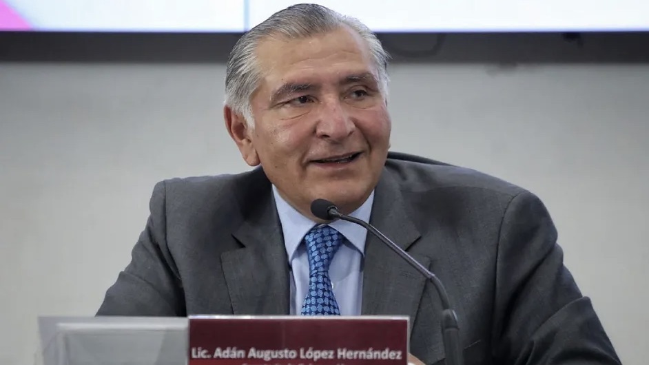 Senadoras del PAN interceptan a Adán Augusto López por nombramientos del INAI