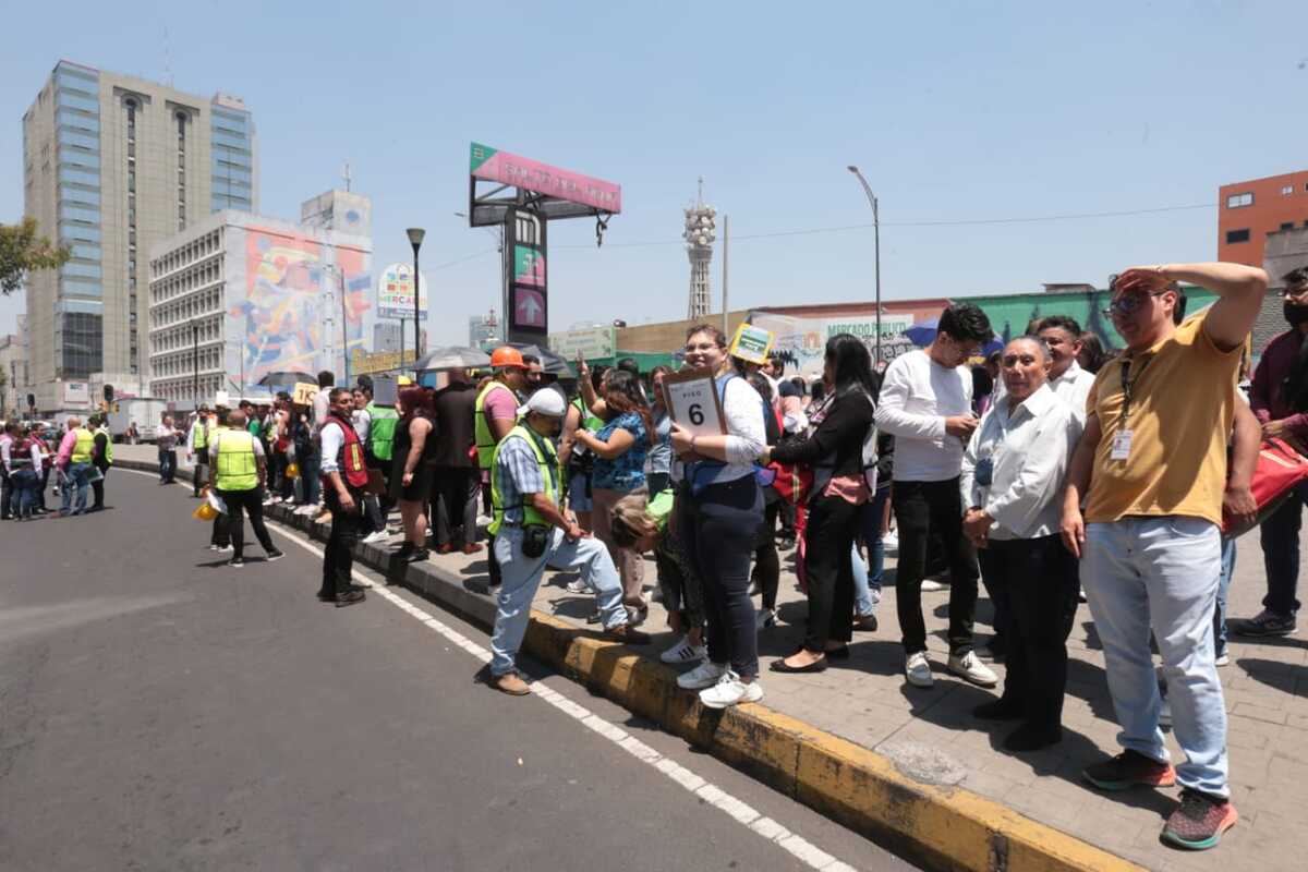 Trabajadores de la Secretaría de la Contraloría de CdMx durante simulacro. (Jesús Quintanar)