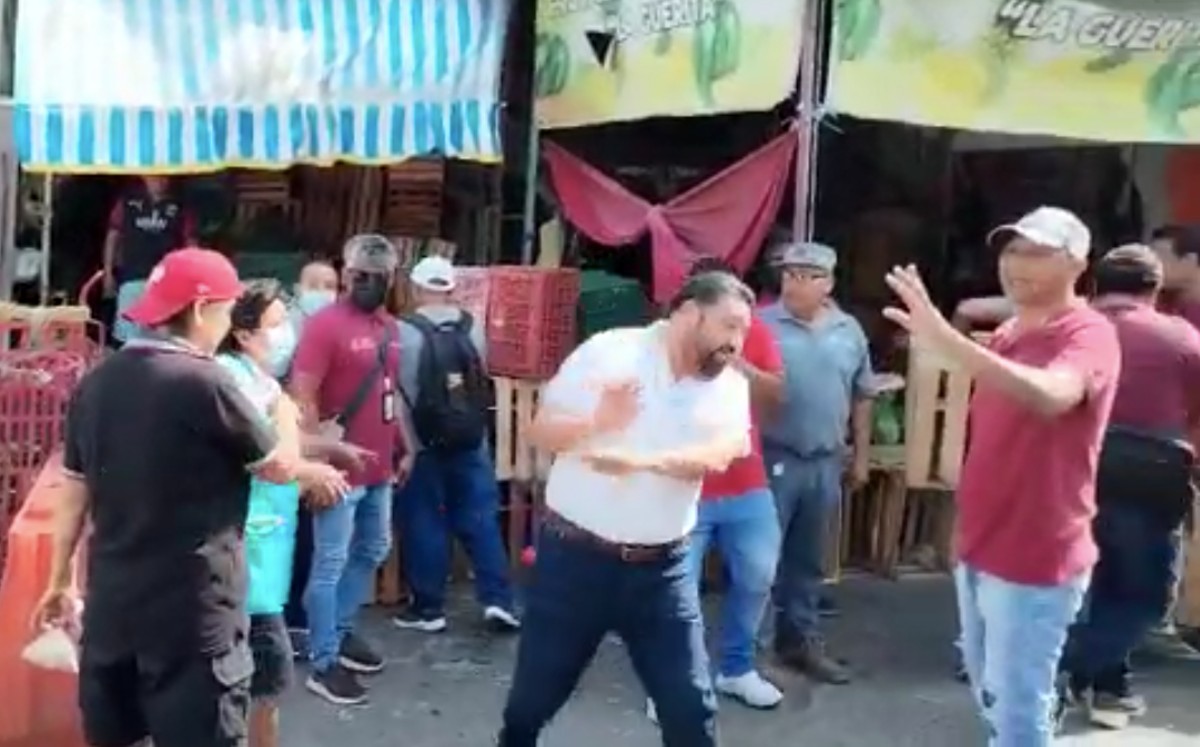 Agreden a jitomatazos a funcionario en Guerrero. (Especial)
