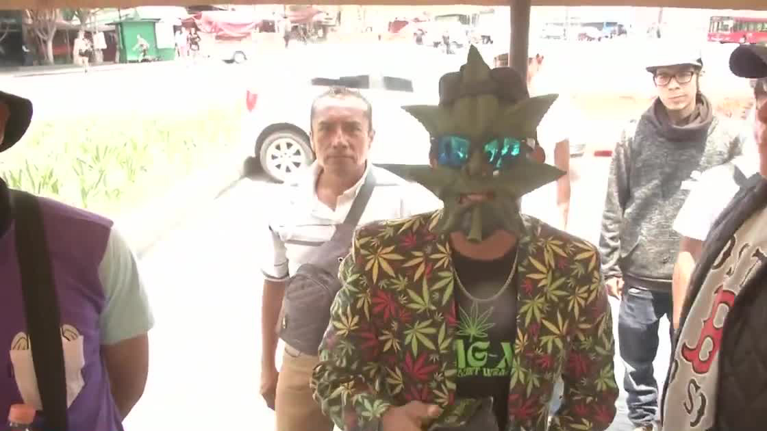 Se lleva a cabo 'fumaton' en la Estela de Luz; buscan derechos para el consumo de cannabis