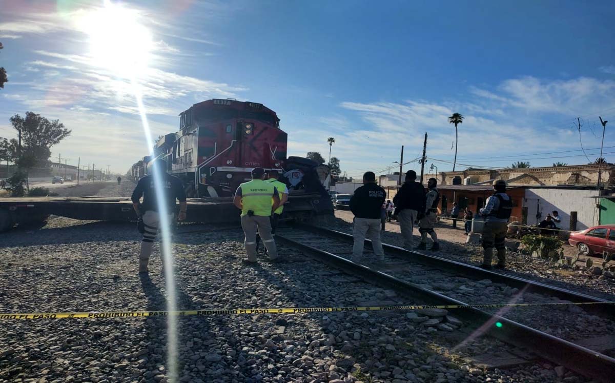 El conductor del tráiler logró bajar y ponerse a salvo. (Especial)