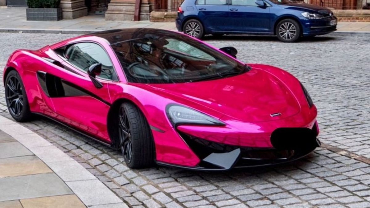 El automóvil es un McLaren 570 que está en Reino Unido. | UkNewsinPictures