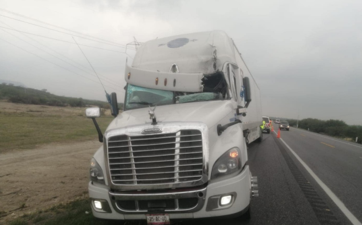 Llanta se zafa de vehículo, impacta parabrisas de tráiler; un herido