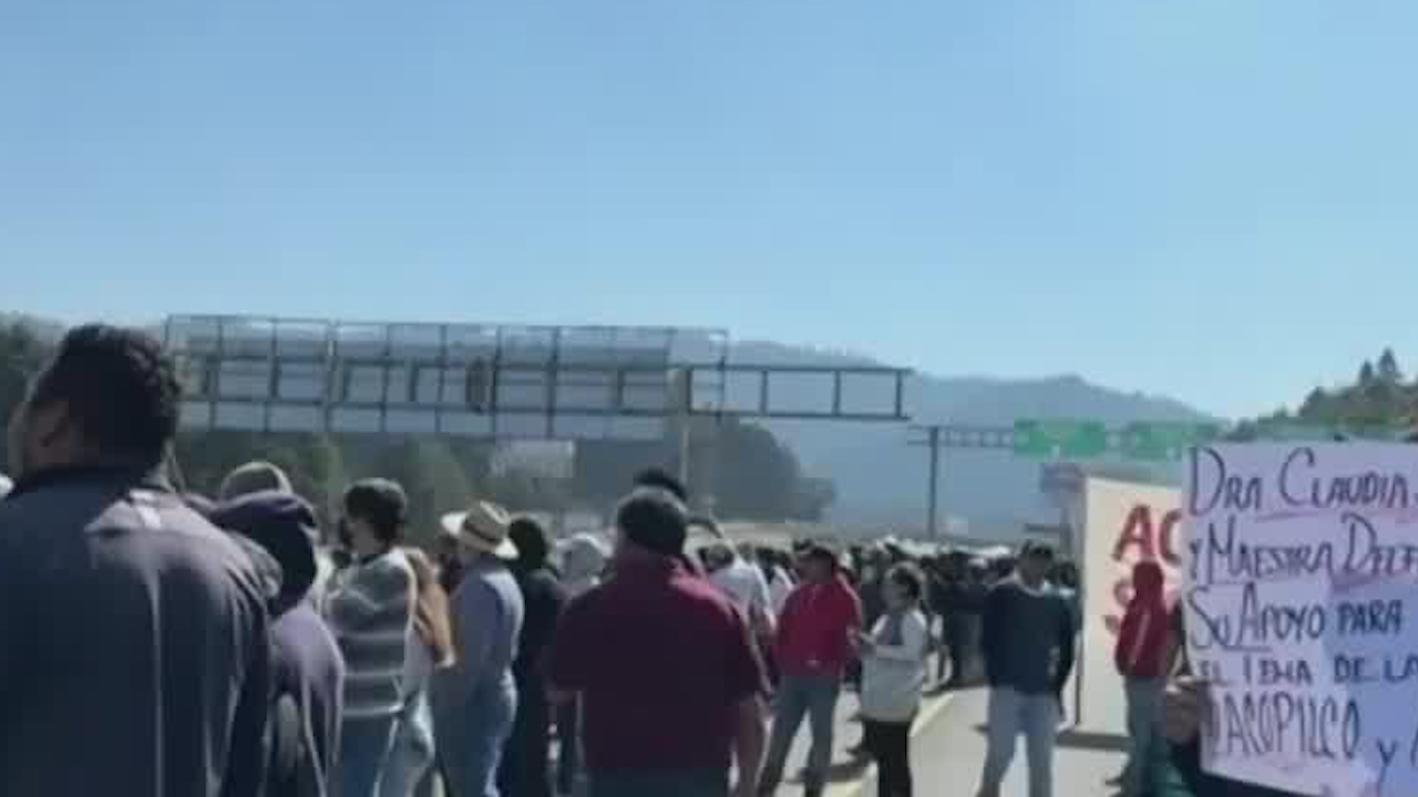 Pobladores colapsan carretera México-Toluca en La Marquesa por incumplimientos de obras