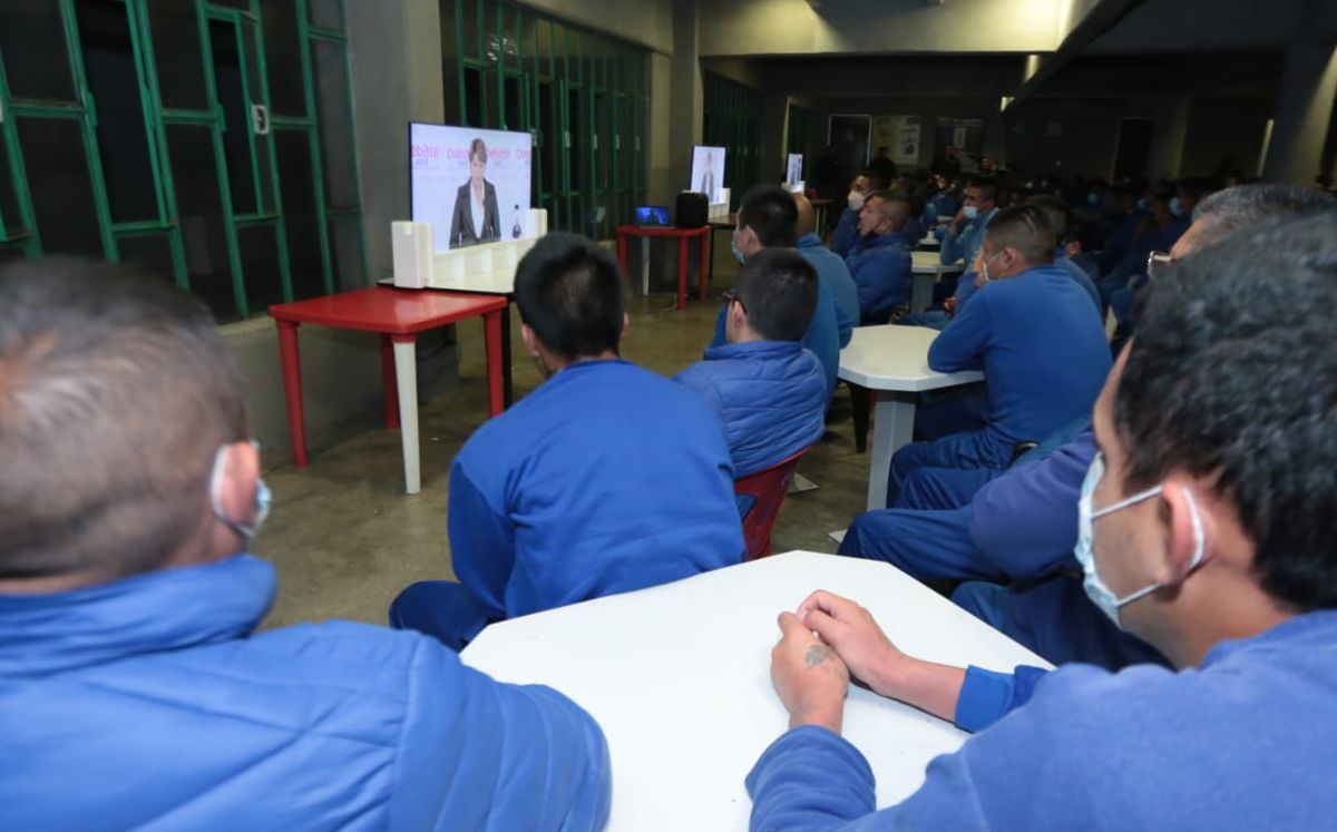 Reos escuchan propuestas de candidatas en penal de Tenango Del Valle. Tania Contreras