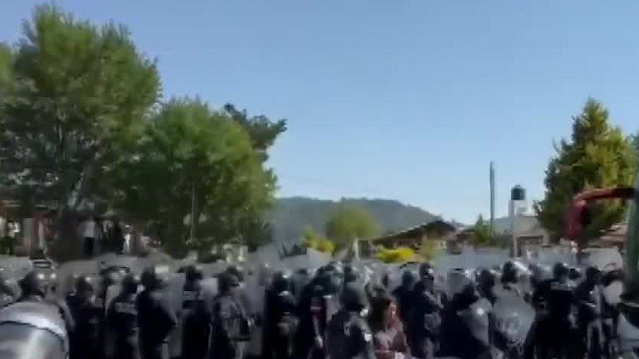 Reportan enfrentamiento entre granaderos y manifestantes en carretera México-Toluca