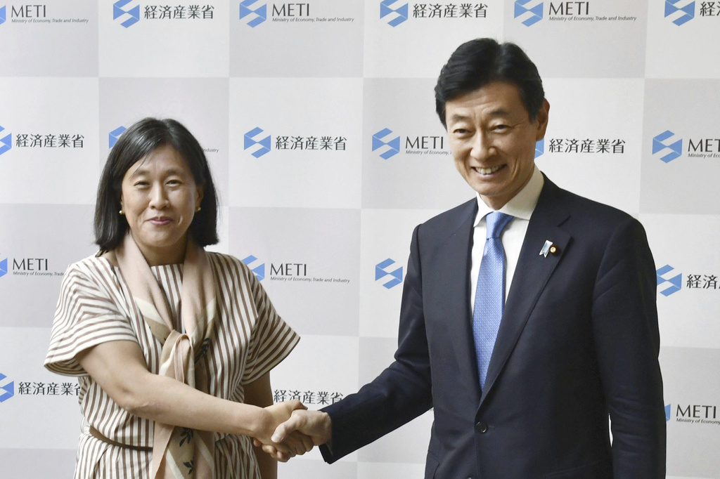 La representante comercial de Estados Unidos, Katherine Tai, a la izquierda, saluda al ministro de Economía de Japón, Yasutoshi Nishimura (AP)
