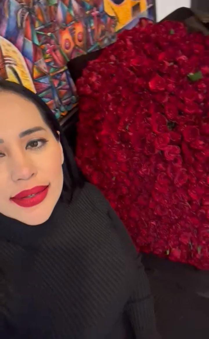 Sandra Cuevas recibe rosas.