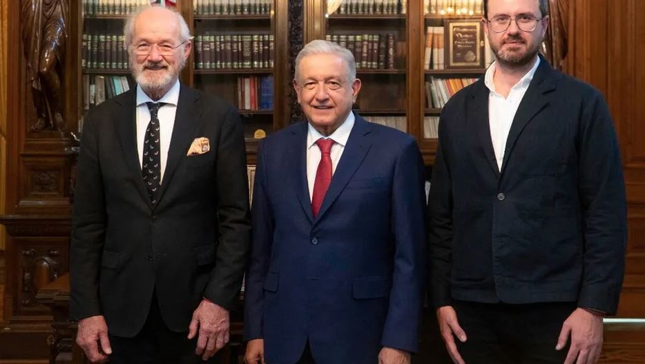 AMLO se reúne con familia de Julian Assange; “lo seguiremos defendiendo”, promete