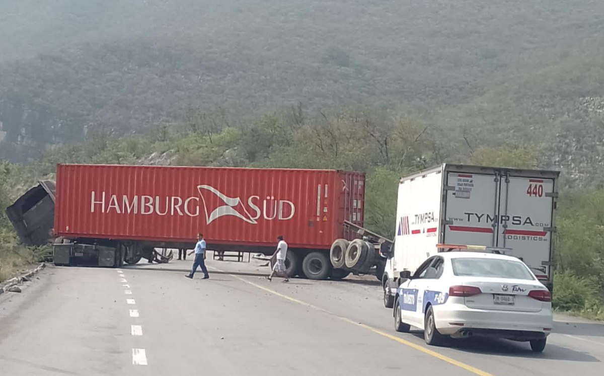 Cierre carretera Rumbo Nuevo por volcadura de tráiler hoy 21 abril 2023