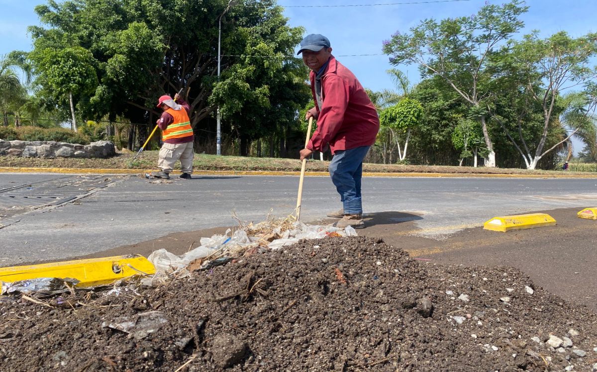Destapan coladeras tras lluvias en Atlixco | Especial
