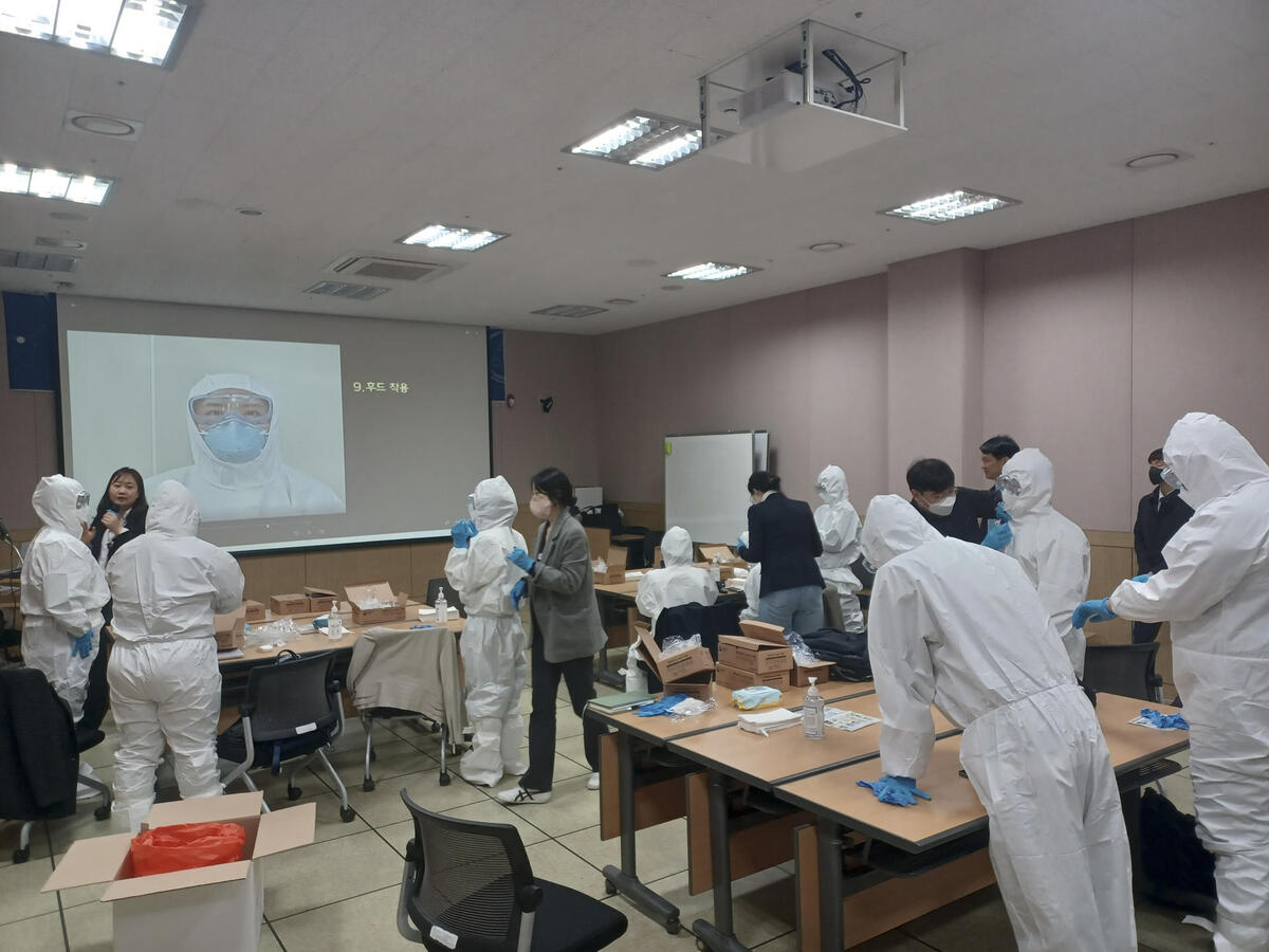 Los epidemiólogos surcoreanos ofrecieron un taller a  periodistas. | EFE