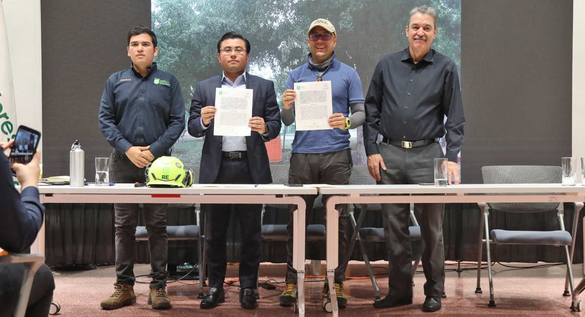 Félix Arratia y Cosijoopii Montero realizaron la firma del documento. Foto: Especial