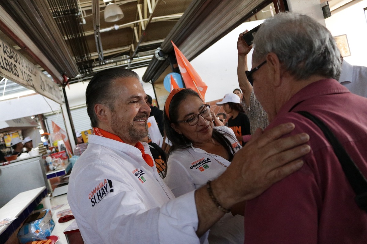 Lenin Pérez en gira de campaña en Mercado Juárez de Saltillo. | Especial