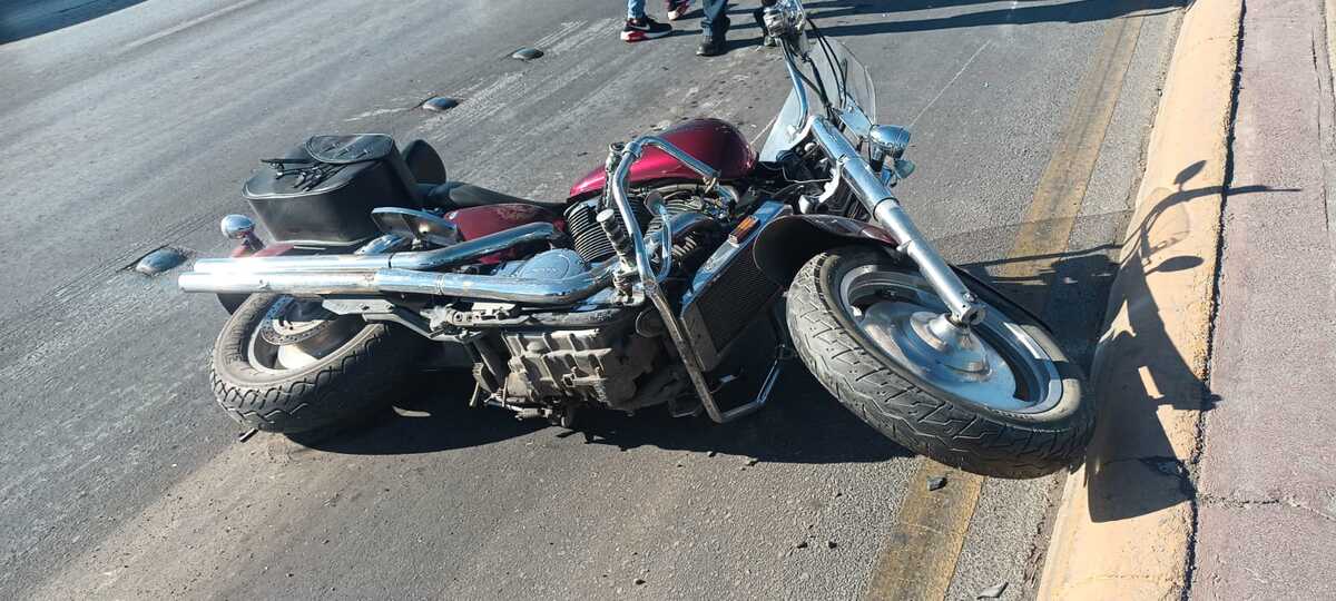 Motociclista derrapa y choca. (Especial)