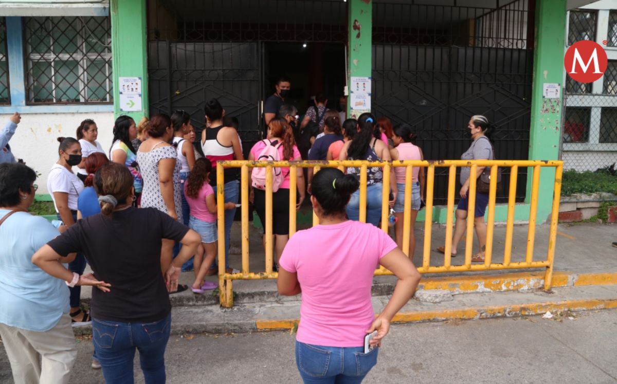 Padres de familia protestan en escuela de Tampico donde encontraron arma. (Yazmín Sánchez)