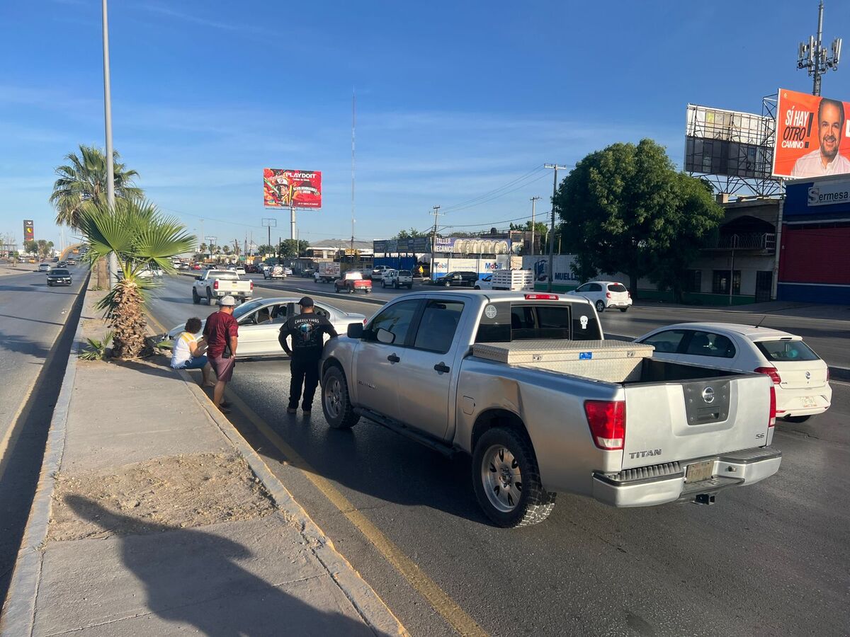 Se registra choque por alcance entre camioneta y auto en Periférico de Torreón; hay 2 lesionados
