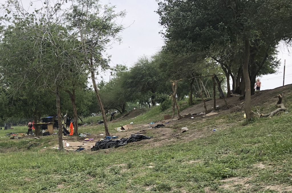 Fueron incendiadas más de 20 campamentos improvisados. (AP)